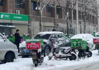 大雪下的外賣員:步行配送