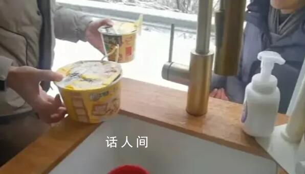 女生開(kāi)放房車廁所給堵在高速的人 網(wǎng)友們紛紛為她點(diǎn)贊