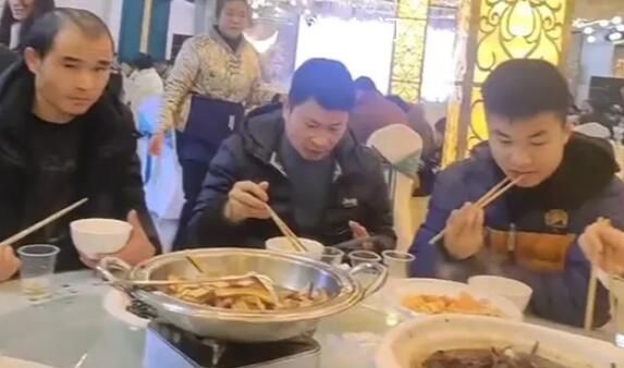滯留旅客在湖南10人一桌免費吃席 一中午供應69桌