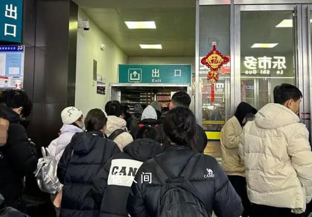 記者親歷風(fēng)雪回家路 路途中見到了許多南方暴雪中的返鄉(xiāng)人