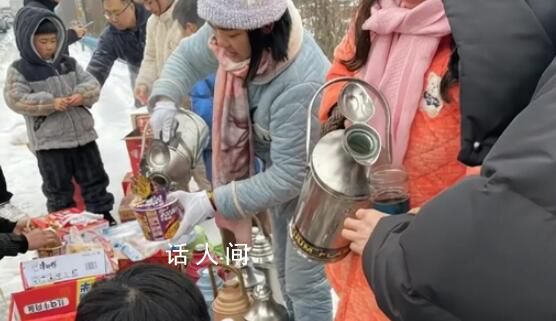 女子自購20箱方便面上高速分發(fā) 供應開水100余瓶