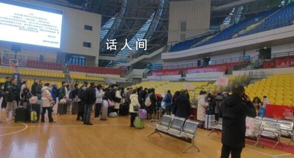 岳陽400名滯留旅客已被護送返鄉(xiāng) 已全部安全登上返鄉(xiāng)大巴