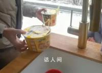 女生開放房車廁所給堵在高速的人 網友們紛紛為她點贊