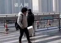 25歲小伙手提30斤大蝦返鄉過年 給爸媽每人包5000元