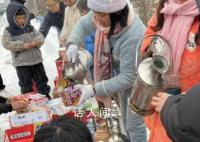 女子自購20箱方便面上高速分發 供應開水100余瓶