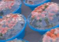男子買老人全部草莓發現多是葉子 遠遠超出了正常墊葉子的數量