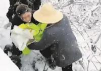 4個月龍鳳胎被困高速 眾人接力轉移