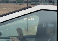 美國一司機(jī)頭戴“空間計(jì)算”設(shè)備開車 雙手脫離方向盤