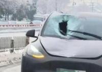 洞庭湖大橋墜冰多車被砸 約10輛車受損1名駕駛員受傷