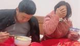 女兒凌晨五點半喊爸媽起床吃早飯 平時早上睡正香時父母叫吃飯讓他們也體驗一下