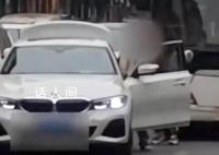 寶馬女車主違停買東西致整條街堵塞 后方司機(jī)勸阻無果反被懟