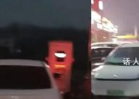 幾十輛電車搶1個(gè)充電樁 很無奈剛出廣東就排隊(duì)