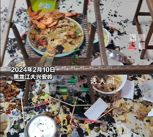 聚餐時桌子突然炸了全家人淡定舉杯 拍攝者稱后面在飯店訂的菜