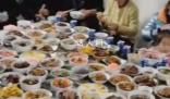 云南一家吃年夜飯桌上擺182碗菜 網(wǎng)友：什么叫大戶人家