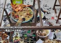 聚餐時桌子突然炸了全家人淡定舉杯 拍攝者稱后面在飯店訂的菜