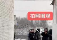 女子帶男友回老家發小們拍照圍觀 搞得她男朋友很不好意思很尷尬