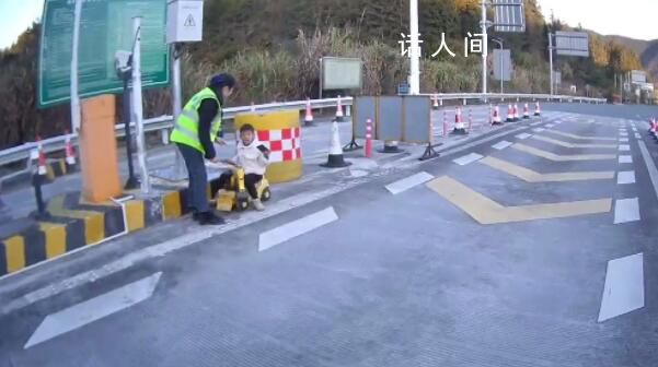 5歲男孩開電動玩具車上高速 慢悠悠地進了收費站入口車道