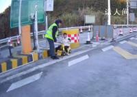 5歲男孩開電動(dòng)玩具車上高速 慢悠悠地進(jìn)了收費(fèi)站入口車道