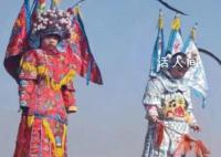 鬧閣4歲小演員哈欠連天還堅持營業(yè) 不停跟觀眾打招呼互動