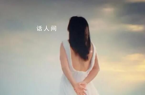賈玲穿上了白色露背連衣裙 畫面太夢幻了