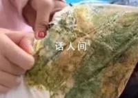 千元羽絨服被姥姥家火炕烙糊 心疼地對(duì)姥姥說：下回少燒點(diǎn)吧