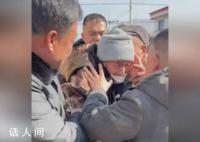 老人坐車3天3夜回家 與親人相擁落淚