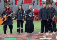 年輕人回村自辦晚會熱鬧堪比春晚 看到原生態(tài)的表演年味就來了