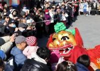 各地多彩民俗慶新年 全國(guó)各地用各自的方式迎接新年