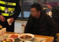 卡車司機(jī)被執(zhí)法人員攔下吃年飯 獲得一份意外的感動(dòng)