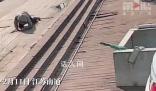 釣友忘拉手剎汽車滑下臺階墜入魚塘 后續(xù)請了吊車才將車救回