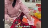 男子壓歲錢剛拿到手全輸給了妹妹 男子表示我的心情很復(fù)雜