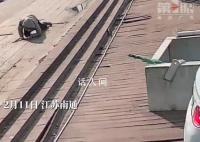 釣友忘拉手剎汽車滑下臺階墜入魚塘 后續請了吊車才將車救回