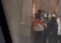 女子回老家過年 弟弟團列隊迎接