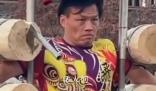 景區飛斧表演 飛斧手多次失誤砸中人