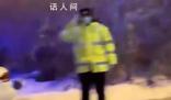 女子路遇執勤交警開車窗喊話拜年 這大過年的交警真不容易