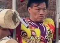 景區飛斧表演 飛斧手多次失誤砸中人
