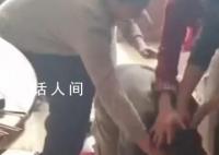 妹妹磕頭時被哥哥們“報復” 妹妹：沒關系我還是很愛他們