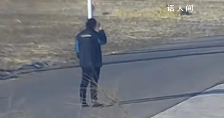 返程時監控發現媽媽在路口站了很久 瞬間淚目
