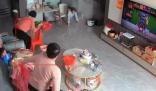 女子做飯高壓鍋爆炸家人反應不一 家人一擁而上查看
