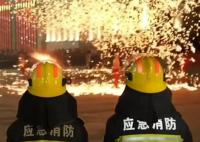 當消防員與打鐵花同框 網友：你們的背影比鐵花還美