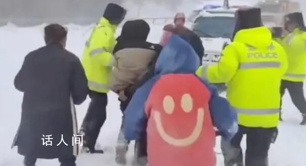 新疆伊犁突發雪崩 車輛被困