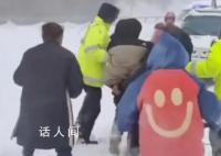 新疆伊犁突發雪崩 車輛被困