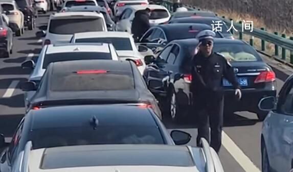 高速應(yīng)急車道停滿車輛 交警挨個拍照