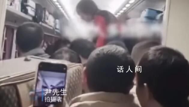 列車上乘客搭人梯“傳”小朋友如廁 為列車上愛心旅客點贊支持