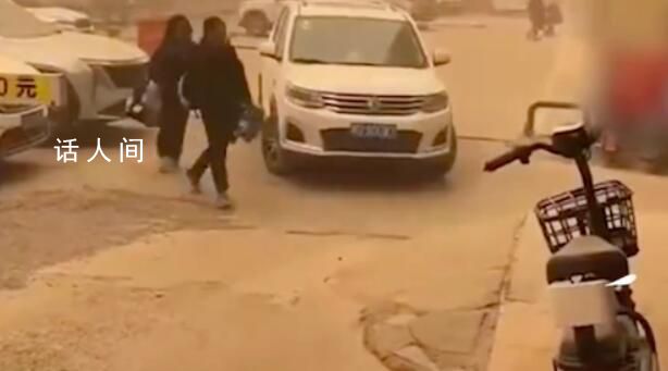 女子出行遇新疆14級大風(fēng) 路邊有車輛車門被吹壞