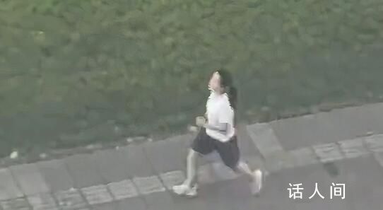 網友去年就在小區拍到瘦了的賈玲 原來當時就這么瘦了