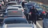 高速應急車道停滿車輛 交警挨個拍照