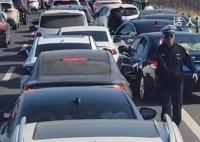 高速應急車道停滿車輛 交警挨個拍照