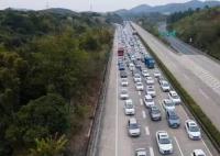 初六返程12小時路開了25小時 一上高速發(fā)現(xiàn)全是大聰明