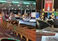 高速免費最后時刻司機狂按喇叭 網(wǎng)友：聽到這喇叭聲就知道年過完了